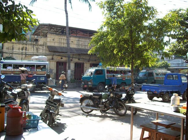 “下町の三ツ星レストラン”「桜花レストラン」から通りの眺めです。<br /><br /><br />・・・<br />ごっつぅうまいし、安いし、早いし、対応もいいし、もう最高点。