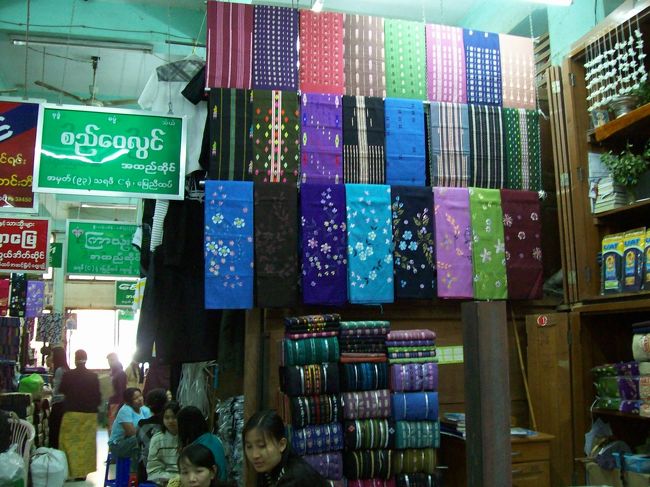 ゼェジョーマーケット <br /><br />ロンジー屋さん。<br />男性用で安い物だと3000〜5000Kです。<br /><br />買ってみたかったけど・・・<br />今回は買わなかった。。<br /><br />次回ミャンマー来る時には、初日にロンジーを買おう！<br />ただ、細身のロンジー姿は美しいく似合うんだが、そうでない人は・・・