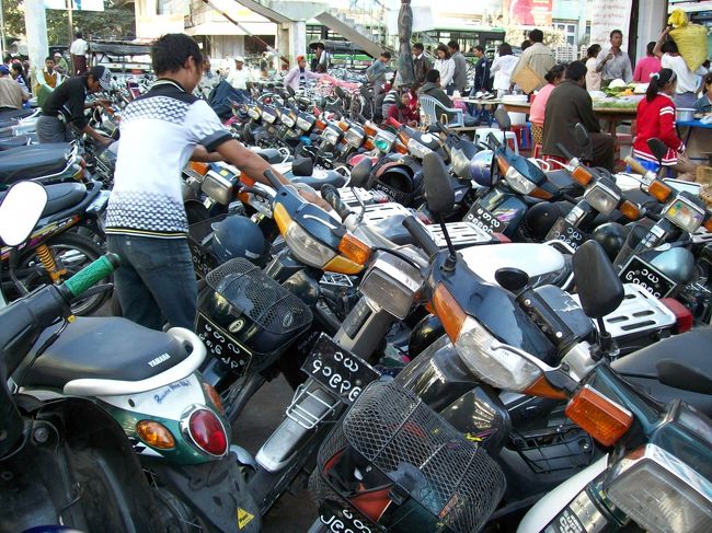 ゼェジョーマーケット<br /><br />ミャンマーでも市場前は、この通りバイクの列。
