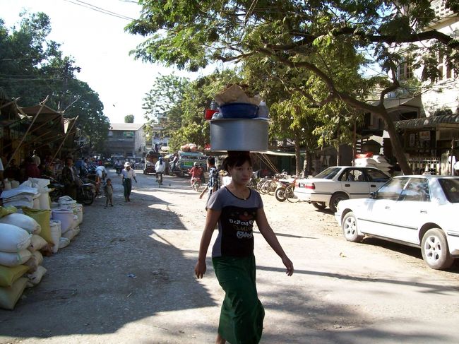 ゼェジョーマーケットから南へ１ｋｍ程のセッチャージー・パヤーへ向かいます。