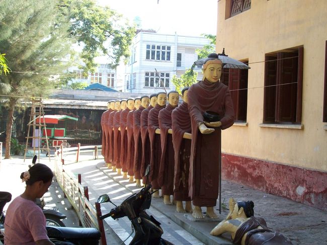 セッチャージー・パヤー<br /><br />珍しく、お坊さんの行列人形が。