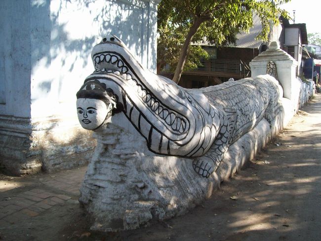 エインドーヤー・パヤー<br /><br />入口（裏門かな？）に、大蛇がいた！！