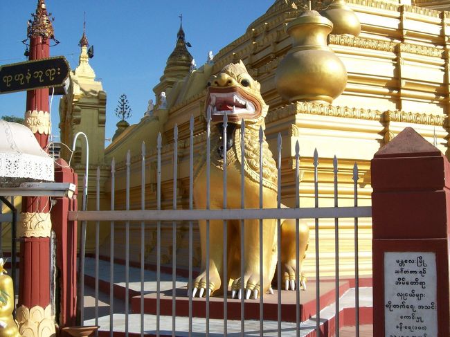 エインドーヤー・パヤー<br /><br />狛犬じゃなくて、狛ライオン