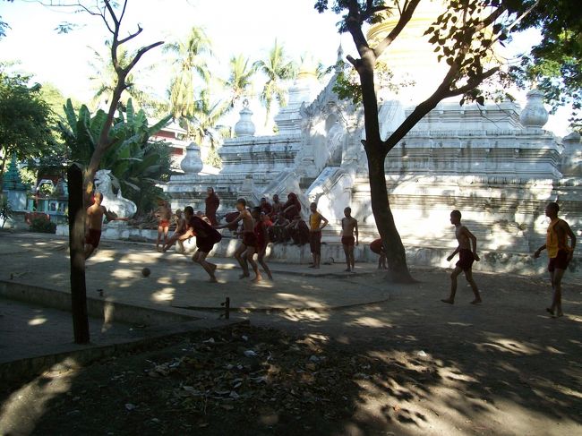 エインドーヤー・パヤー<br /><br />境内の狭い場所で、高校生位の坊さんがサッカーに夢中。<br /><br />上の袈裟を脱いで、ロンジー風の下はフンドシのようにして捲くり上げれば、ショートパンツみたいになって。<br /><br />------------------<br />ミャンマーを旅していると、セパタクローとサッカーに興じているのをよく目にする。<br /><br />特に、セパタクローはサッカーより遥かに狭い場所で出来て、ラリーの練習だと５ｍの空き地があればできるので、色んな所でやっていた。<br />皆んなロンジーをフンドシ風に捲り上げて。。。