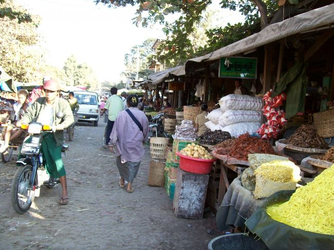 エインドーヤー・パヤーから「マハムニ・パヤー」へ<br /><br />マハムニ・パヤーは４ｋｍ程はあるので、楽してサイカで行きます(2000K)。<br /><br />サイカは町中どこでも居るので便利ですね〜〜！