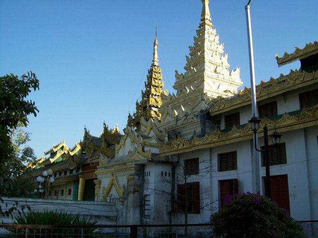 マハムニ・パヤー　（入場無料）<br />　<br />広くて大きい寺院だった。<br /><br />マンダレーでは最大の寺院かと。