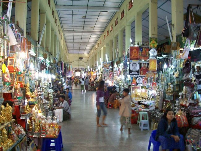 マハムニ・パヤー<br /><br />廊下も長〜い！