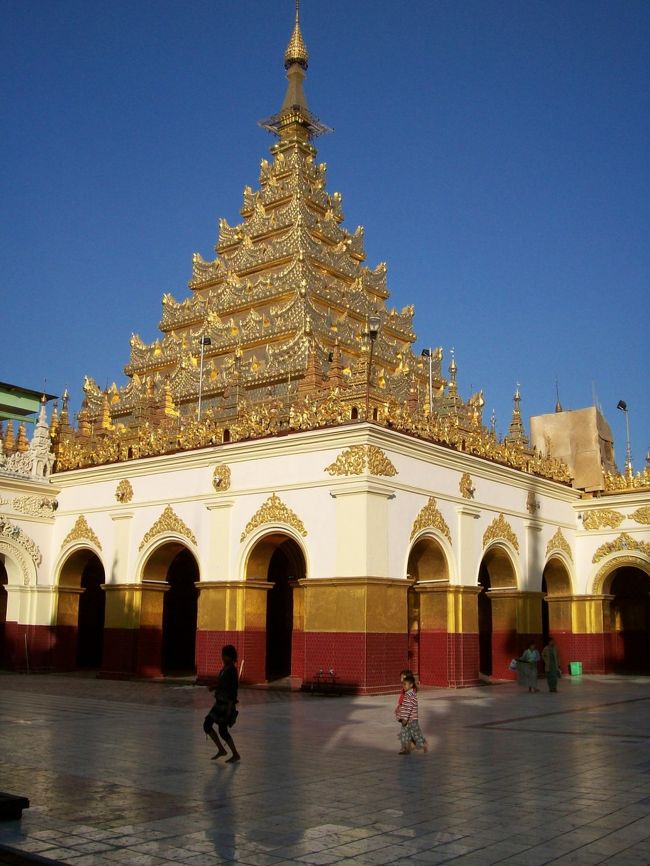 マハムニ・パヤー<br /><br />キンキラに輝くお寺。