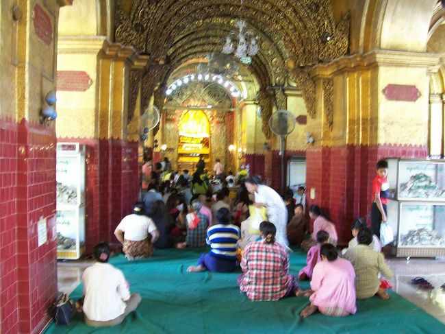 マハムニ・パヤー<br /><br />お祈りする人々。。