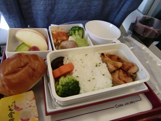 乗って３０分後には、ランチが出ました〜☆<br /><br />フライト時間は短くっても海外線は機内食がでるから<br />不思議ですね☆<br /><br />主人はお肉料理を。<br />もちろんワイン付です。<br /><br />この日はお客さんも少なかったせいかＣＡさんがワイン片手にどんどん持ってきてくれます（笑）