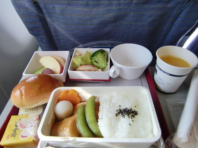 私はお魚料理を。<br /><br />オレンジジュースとともに。<br /><br />嬉しいことに博多のきんつばも付いていました〜（●＾o＾●）