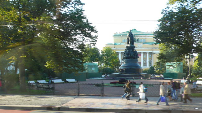 車中から見たエカテリーナ２世の銅像。<br />少しピンボケです。<br />後に見えるのはアレキサンドリンスキー劇場。
