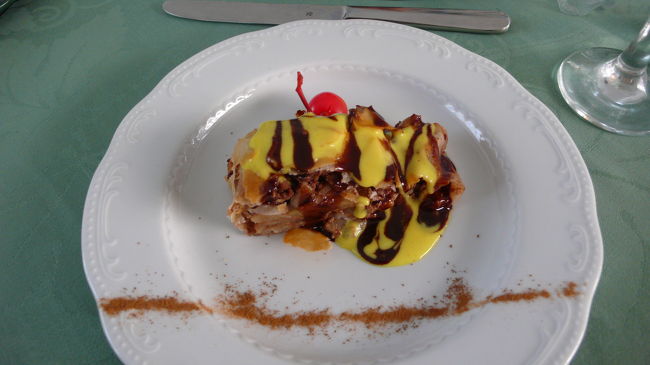 昼食のデザートを食べて、午後はエカテリーな美術館へ向かいます。