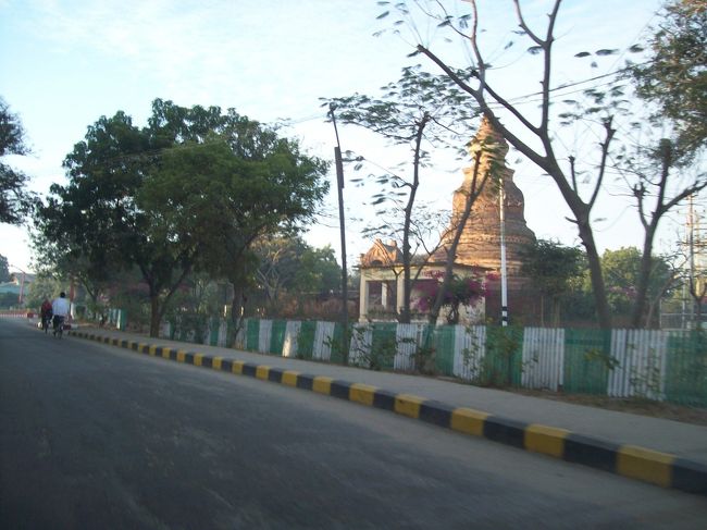 宿「インワＧＨ」からタクシーでニャウンウー空港へ。<br /><br />前夜GHで「明日のフライトは？ 0840なら朝食食べて0730にタクシーで空港へで十分大丈夫だよ、タクシー代は5000Kね。」でタクシーを手配依頼。<br /><br />＊40分前に到着しても十分間に合うと言っていたが、ホントその様だった。