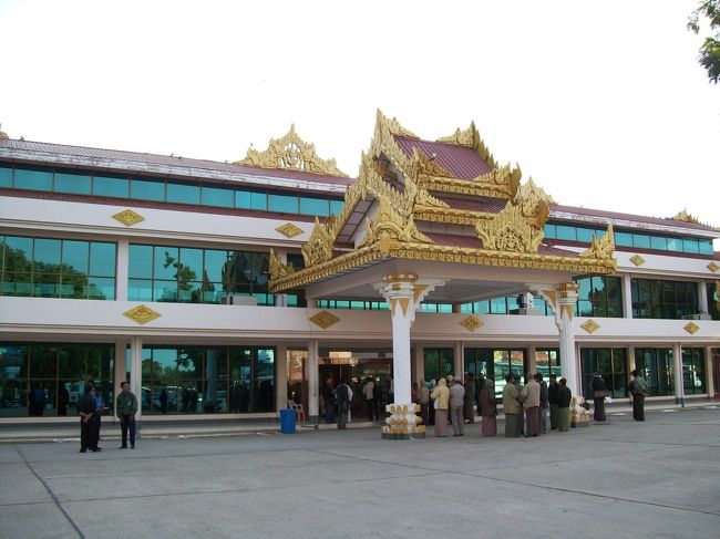 ニャウンウー空港