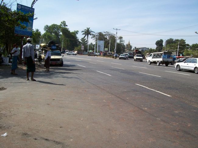 ヤンゴンからバゴーへどう行くか？<br /><br />ヤンゴン空港に到着。<br />市内は逆方向なので、歩き方にある「Thamine駅近くのピックアップ乗場」へTAXIで向かう。<br /><br />しばらくすると「バゴー行きならすぐ近くにあるよ」と、そこへ送ってもらった。<br /><br />←ここで降りると、ピックアップの発着点だった。なるほど。。バゴー行きは頻発していた。<br /><br />空港1030-ﾋﾟｯｸｱｯﾌﾟ･ﾄﾗｯｸ乗場1040(TAXI,3000K)<br />ﾋﾟｯｸｱｯﾌﾟ･ﾄﾗｯｸ乗場1055-バゴー1240(ﾋﾟｯｸｱｯﾌﾟ,2000K)