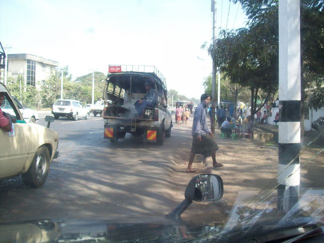 ヤンゴンからバゴーへ<br /><br />ピックアップは、バゴーまで荷台が1000K、助手席が2000K。<br />長距離なので勿論助手席をゲット。<br /><br />ﾋﾟｯｸｱｯﾌﾟ･ﾄﾗｯｸ乗場1055-バゴー1240(ﾋﾟｯｸｱｯﾌﾟ,2000K)