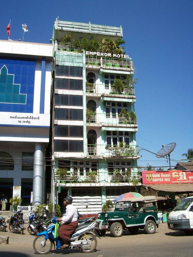 エンペラー・モーテル<br /><br />ピックアップは2時間足らずでバゴーのエンペラー・モーテル前に到着した。<br /><br />ﾔﾝｺﾞﾝ･ﾋﾟｯｸｱｯﾌﾟ乗場1055-バゴー1240(2000K) 