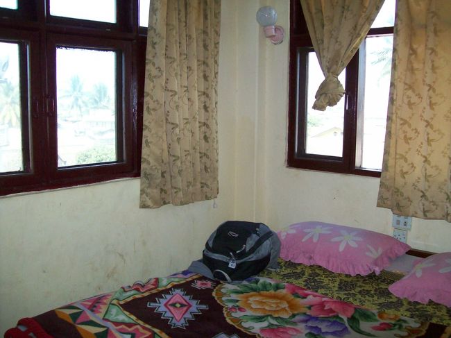 バゴーの安宿「エンペラー・モーテル」<br /><br />【価格】ダブル6ドル（ツインも同価）<br />【設備】エアコン、TV、24Hホットシャワー、洋式トイレ。寝具など全般に古く少し汚い感じ。<br />【場所】歩き方に載ってます。<br />【評価】★★<br /><br />　<br />