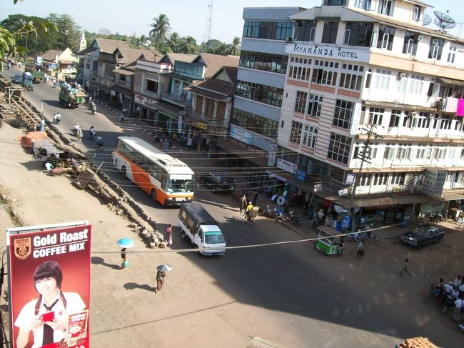 エンペラー・モーテルからの眺め<br /><br />前の建物は、もう一つの安宿「ミヤナンダ・ホテル」です。