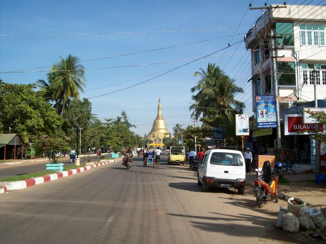 シュエモード・パヤー<br /><br />少し宿で休憩して、観光に出かけます。<br /><br />今日は、バゴーのパゴタ巡りにして、明日朝に僧院巡りなどをしよう。。<br /><br />宿の前にバイタクの呼込み兄ちゃんがいたので、<br />・シュエモード・パヤー　往復1000K<br />・チャイプーン・パヤー　往復1000K<br />・シュエターリャウン寝仏　片道500K<br />合計2500Kで交渉成立。