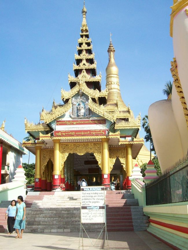 シュエモード・パヤー<br /><br />入口で「バゴー入域料10ドル」を支払い。<br /><br />＊ここだけなら入らなくてもいいが「シュエターリャウン寝仏」を見るには必要だろうと、割切って支払い。<br />