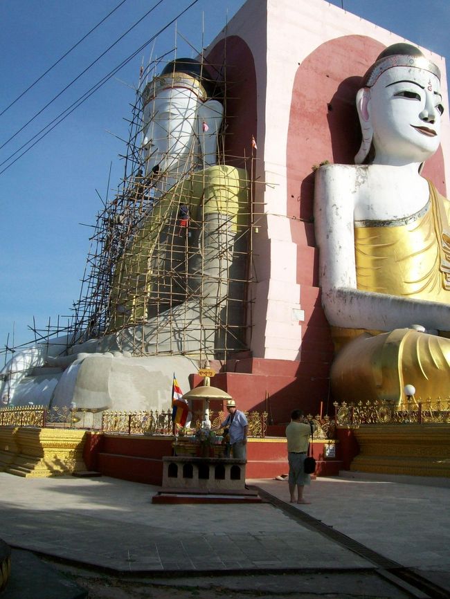 チャイプーン・パヤー<br /><br />一面だけ補修中でした。