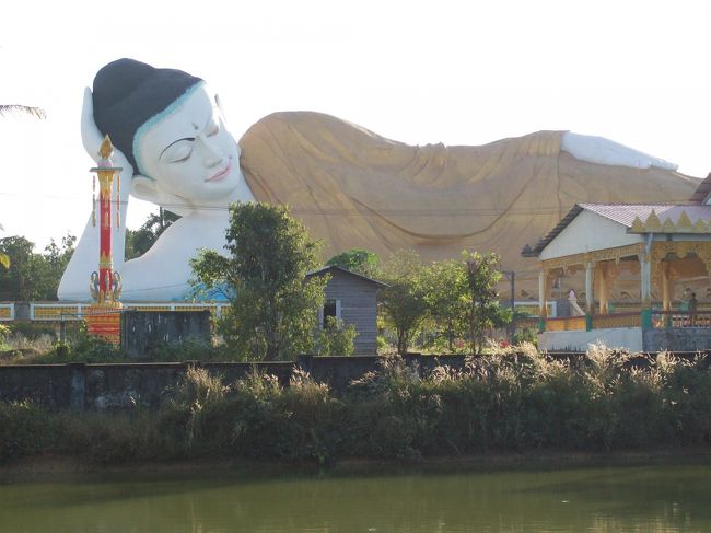 ミャッタ・リャウン寝仏<br /><br />こちらは青空の下、屋外の寝仏ですが。。<br /><br />無茶新しそう、<br />近年造ったんだろうな。。