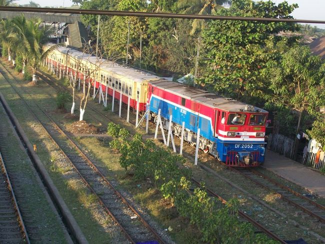 バゴー駅<br /><br />丁度、ヤンゴン行きの列車が停まっていた。