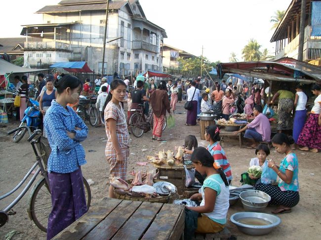 宿の北側の路上市場