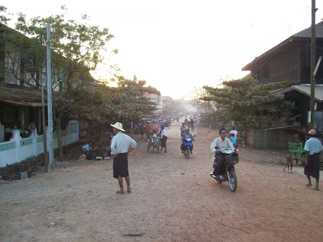 気に入れば、バゴーでゆっくり２泊して、バゴーから直接ヤンゴン空港へ行って帰ることを考えたんだが。。<br /><br />エンペラー・モーテルは冴えないし、<br />かと言って、付近には同様〜同様以下の宿しか無いし、<br />付近の感じも今一つだし。。<br /><br />明日は、昼からヤンゴンに戻ることにしました。