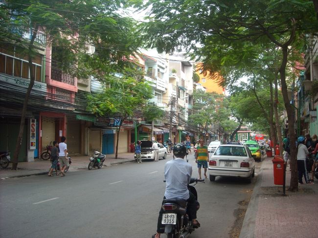 朝のデタム通り。<br />まだ交通量は少ないです。<br /><br />おなかすいたなぁーー。<br /><br />そこで立寄った…