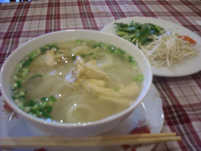 カフェのような店。<br /><br />チキンが入ったフォーをいただきます。<br />あっさりしてて、うまい☆