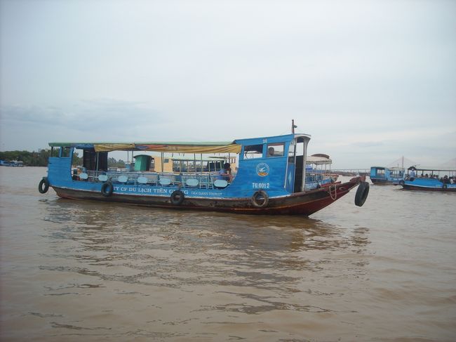 その後、「メコンデルタ日帰りツアー」に参加。<br />ホーチミンから、バスで2時間、メコンクルーズ出発地、ミトーに到着。<br /><br />ﾃﾝｼｮﾝ上がるなぁ＾＾