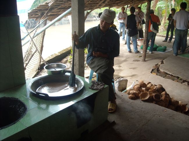 このツアーのガイドさん。<br />名産であるココナッツキャンディー作りのデモンストレーション。<br />手慣れたもんです。