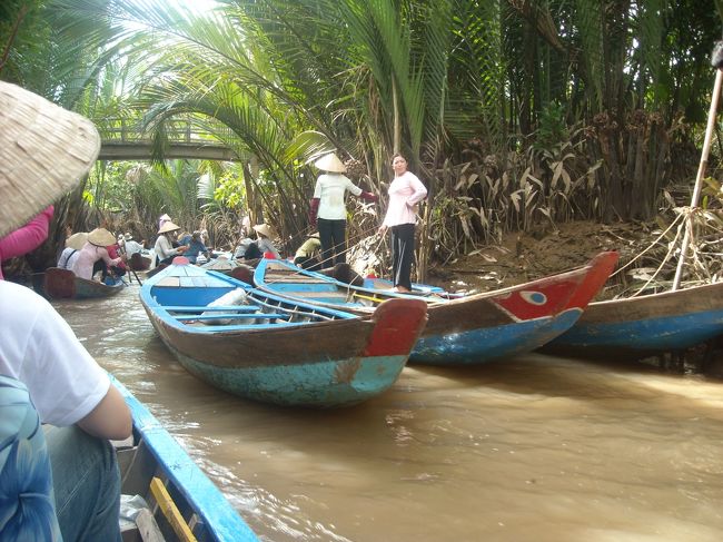 ツアーのメイン、「ジャングルクルーズ」<br />ジャングルはジャングルなんだけど、人間とチャボしかいません。<br />軽くボート渋滞ですね。<br />こんな冷めた目で見つつも、笠かぶっちゃいました。<br /><br />