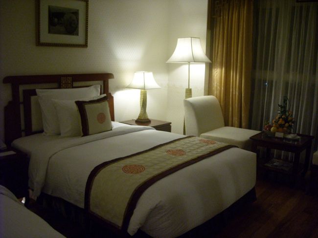 ２日目は、奮発して「レックスホテル」に宿泊。<br />100ドルくらい。立地抜群、設備面でも申し分なし。<br /><br />節約するところはするけど、たまの贅沢、最高！