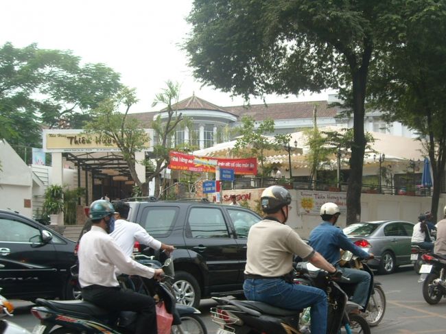 日帰りツアーで一緒だったI君と夜ご飯へ。<br />せっかくだから、一人で行きづらそうな店にしようということで、ちょっとオサレな店に。<br /><br />交通量が増えてきました。