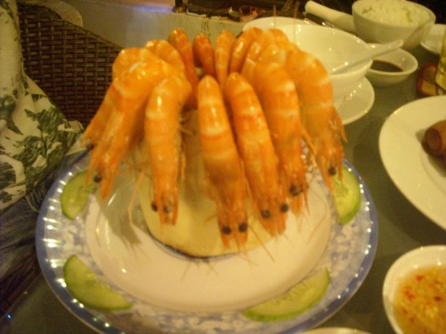 「エビのココナッツジュース煮」<br />これは、うまかった！！こんなにエビを一気に食べる事って早々ない。<br />この他に炒め物やサラダを注文。<br /><br />しかし、、エビの値段表示がなく、どうせベトナムだし、そんなに値段いかないだろって二人してなめてました。<br /><br /><br />一人あたり25ドル。。<br />高っ。。<br />確認しなかったのが悪いですよね、はい。<br />しゃーないね；