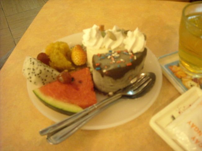 反省会をかねて、ホーチミンで人気のアイスクリーム店「ケム・バックダン」へ。<br />コレは確か、チョコレートパフェ。