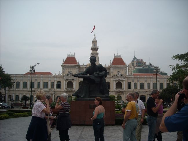 翌日。<br />「ホーチミン人民委員会庁舎と（おそらく）オーストラリア人ツアー客」<br /><br />ここで、いかにも胡散臭いめんどうなおっさんが。<br />日本語勉強してるから教えてくれ、ガイドしてあげるよって。。<br />日本人の知り合いがいるとか言ってついてくるので、<br />「そりゃよかった」って言ったら、引き下がった。<br />あまりにも冷たく感じたのだろうか（笑）<br /><br />