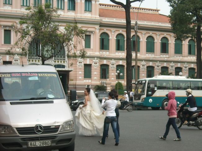 郵便局を出たら、花嫁さんが！！<br /><br />きれいだなぁ＾＾