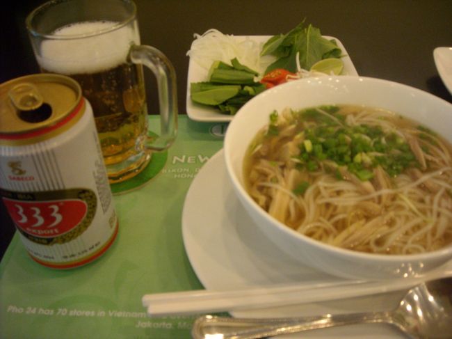 小腹がすいたので、「フォー２４」にてフォーとビールをいただきます。<br />ビール頼のんだら、店員さんに「これはビールだけどいいのか？」って聞かれた；<br />よっぽど子供っぽく見えたのか、なんなのか＞＜<br /><br />これを食べたら、スパに行ってリラックスして、空港に向かいますか。<br /><br />中２日だったけど楽しめました。<br />最後まで見ていただき、ありがとうございました。<br />お疲れ様でした。