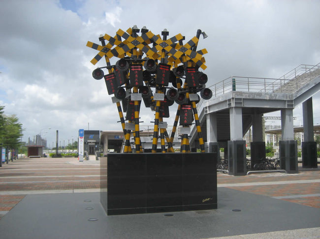 「踏切減らして、渋滞無くします！！」的な、オブジェ？