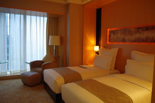 ホテルはルロイヤルメリディアン上海<br />南京東路直結で、めちゃくちゃ便利。<br />それに新しくてキレイ。<br />５つ星でこの立地なのにリーズナブル！<br />とても気に入りました！<br />上海はゾクゾクと新しいホテルができてるから、<br />他の方の旅行記を拝見していても、<br />ホテルのレベルは全体的に高そうです！