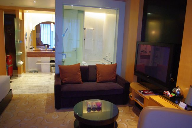 スケスケのバスルーム。<br />でも、ちゃんとソファーの後ろにカーテンがあって、<br />スイッチを押して中が見れないようにできます。<br />机の上にはウェルカムフルーツのリンゴ。<br />なぜかプラスチックのケース入り。<br />入れ物に入れたら、痛むのが早そう・・・・<br />って心配してしまいます。<br />テレビは大きな薄型テレビ。<br />ドライヤー、電気ポット、バスローブ、アイロン、アイロン台、セーフティーボックス、体重計、スリッパ、マグカップ、ワイングラス、ロックグラス（？）、ミネラルウォーター（毎日１人１本）、ＤＶＤデッキなどなど、<br />ほとんど使わない物でしたけど、いろいろありました。