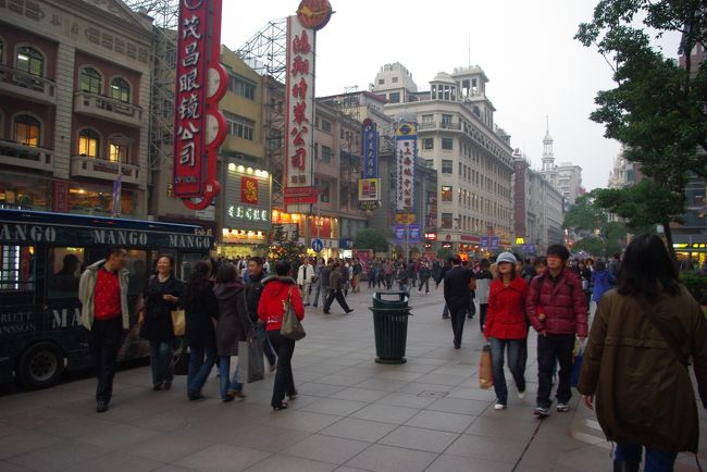 ホテルの正面玄関でない、裏側の出入り口(夜は２２時くらいには閉まっちゃいます）をでると、<br />南京東路直結！<br />土曜日なので、すごい人です！！