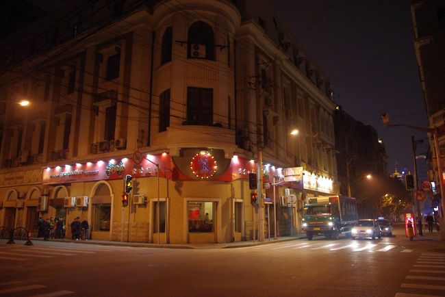 夜ごはんは、上海姥姥へ。<br />４トラで、他の方の旅行記を見て、絶対行こうとおもっっていたお店です！<br />四川中路と福州路の交差点の北東角にあります。<br />四川中路は外灘の中山東路の１本西。<br />福州路は南京東路から３本南で便利です！