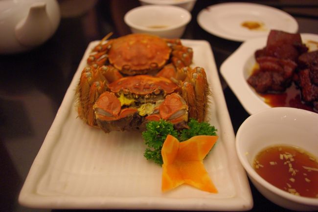 カニはなんと、１杯３８元！！<br />サイズは小ぶりだけど、初上海蟹でどんなもんかお試しするには、かなりリーズナブル。<br />ガイドブックを見ながらがんばって解体しました☆<br />でも、店員さんもちょっと手伝ってくれましたよ♪<br />ここでは、このお店を知るきっかけの旅行記を書かれてた方とほぼ同じメニューをいただきました！<br />安くて、おいしくて、キレイで、店員さんの愛想が良くてオススメです！って言っていただいて、ハードルが上がった状態で行きましたけど、期待以上で大満足！