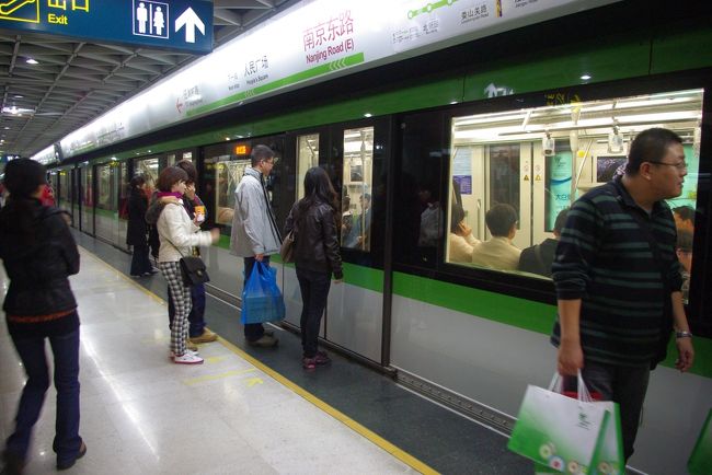 乗り場も分かりやすいし、日本で地下鉄に乗るのと、<br />なんら変りなし。<br />車両も新しいので、快適♪